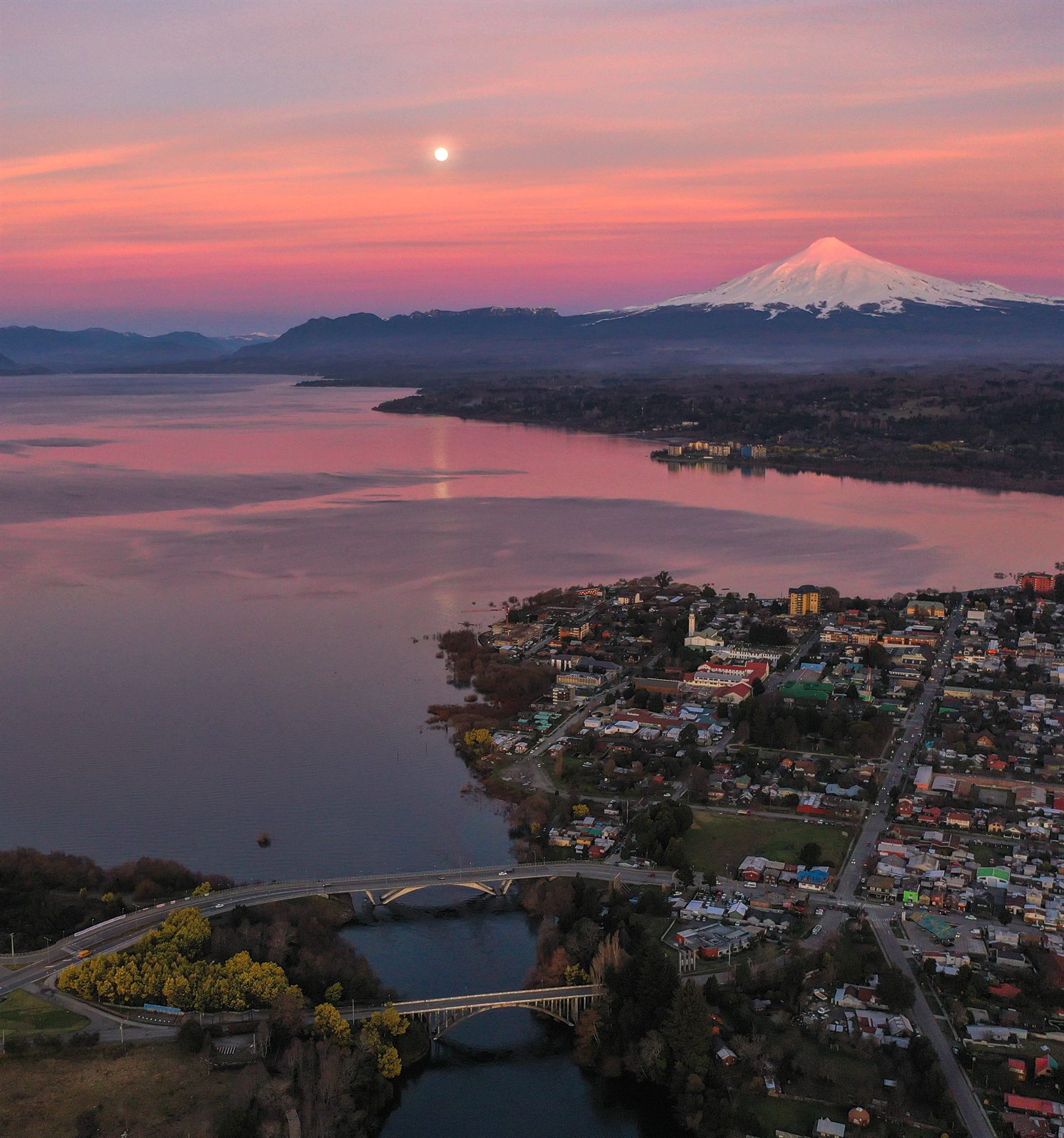 Atardecer y luna llena sobre el volcán Villarrica