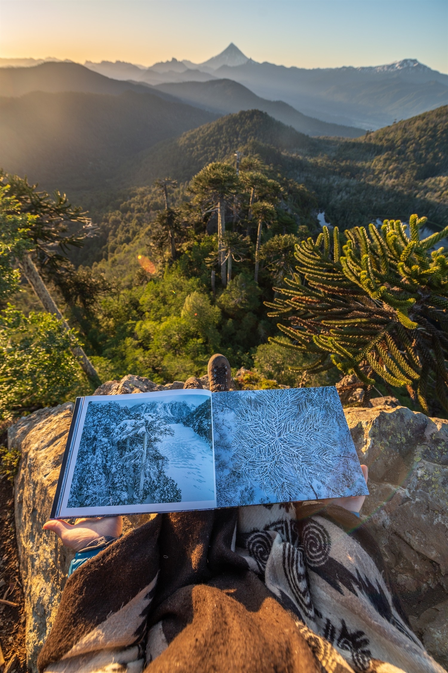 Lectura del libro frente al volcán